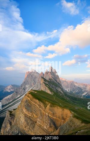 Blick von oben, herrlicher Blick auf die Seceda-Bergkette an einem schönen sonnigen Tag. Stockfoto