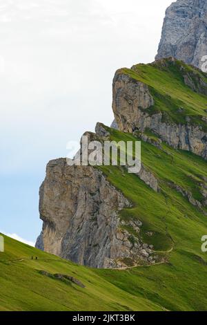 Blick von oben, herrlicher Blick auf die Seceda-Bergkette an einem schönen sonnigen Tag. Stockfoto