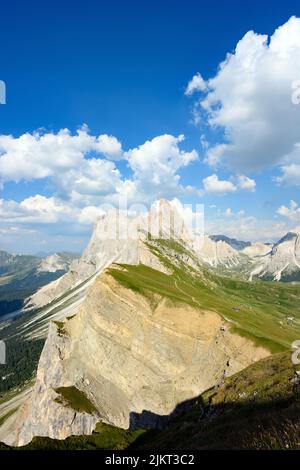 Blick von oben, herrlicher Blick auf die Seceda-Bergkette an einem schönen sonnigen Tag. Stockfoto