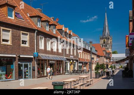 Deutschland, Ahaus, Westmuensterland, Münsterland, Westfalen, Nordrhein-Westfalen, NRW, Wohn- und Geschäftshäuser in der Fußgängerzone Marktstraße, hinter der Katholischen Kirche Mariä Himmelfahrt Stockfoto