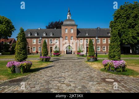 Deutschland, Ahaus, Westmuensterland, Münsterland, Westfalen, Nordrhein-Westfalen, NRW, Amtsgericht Ahaus am Suemmermannplatz in den Außengebäuden des Schlosses Ahaus, Hauptgebäude Stockfoto