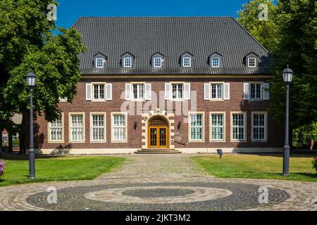 Deutschland, Ahaus, Westmuensterland, Münsterland, Westfalen, Nordrhein-Westfalen, NRW, Amtsgericht Ahaus am Suemmermannplatz in den Außengebäuden des Schlosses Ahaus, Nebengebäude Stockfoto