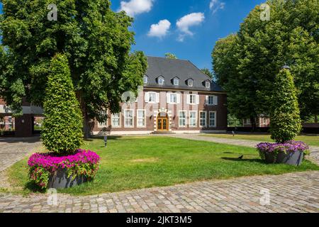 Deutschland, Ahaus, Westmuensterland, Münsterland, Westfalen, Nordrhein-Westfalen, NRW, Amtsgericht Ahaus am Suemmermannplatz in den Außengebäuden des Schlosses Ahaus, Nebengebäude Stockfoto