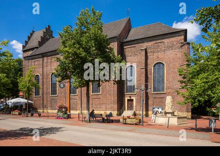 Deutschland, Ahaus, Westmuensterland, Münsterland, Westfalen, Nordrhein-Westfalen, NRW, Ahaus-Alstaette, katholische Kirche St. Maria Himmelfahrt, Pfarrkirche, Wehrturm mit Stufengiebeln, Gotik, Romanik, Spätbarock, Historismus Stockfoto