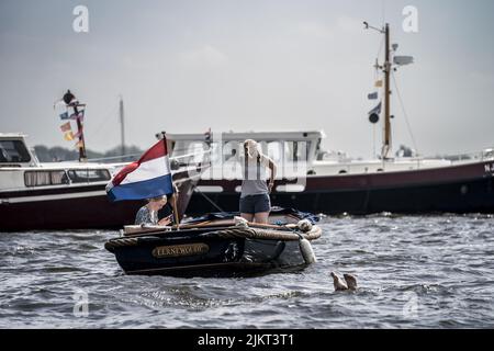 2022-08-03 13:26:52 TERHERNE - Publikum auf dem Wasser während Skutsjesilen. Am dritten Tag von Skutsjesilen rufen die friesischen Segelschiffe in Terherne an. ANP SIESE VEENSTRA niederlande Out - belgien Out Stockfoto