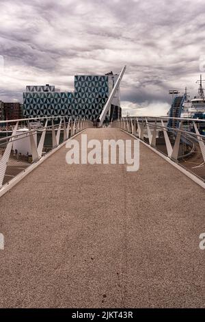 HELSINGBORG, SCHWEDEN - 29. MAI 2022: Die Schiffsbrücke - eine Fußgänger- und Fahrradbrücke zwischen Helsingborg C und Oceanhamnen. Stockfoto