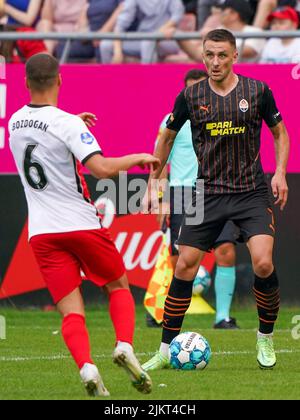 UTRECHT, NIEDERLANDE - 30. JULI: Can Bozdogan vom FC Utrecht kämpft während des Vorsaison-Freundschaftsspiel zwischen dem FC Utrecht und dem FK Sjachtar Donetsk am 30. Juli 2022 im Stadion Galgenwaard in Utrecht, Niederlande, um den Ball mit Andriy Totovytskyi von Shakhtar Donetsk (Foto: Joris Verwijst/Orange Picles) Stockfoto