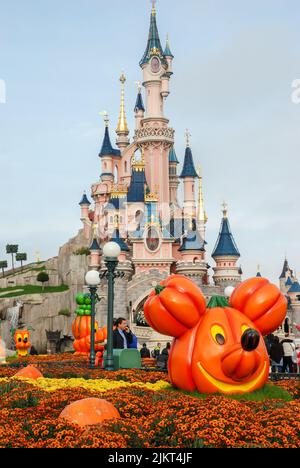 Parade im Disney Land Paris mit einigen berühmten Charakteren. Stockfoto