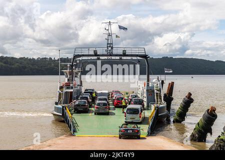 Ballyhack, Co Wexford, Irland. 3. Aug. 2022. Die Autofähre von Ballyhack nach Passage East auf dem Fluss Suir machte an einem sonnigen, aber windigen Tag großartige Geschäfte. Die Überfahrt mit der Fähre spart etwa 30 Minuten Fahrzeit auf der Straße. Kredit: AG News/Alamy Live News Stockfoto