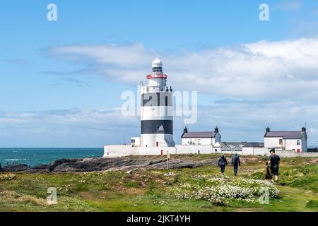 Churchtown, Co. Wexford, Irland. 3. August 2022. Hunderte von Touristen machten das Beste aus der Sonne, als sie heute auf dem Hook Lighthouse in Churchtown abstiegen. Quelle: AG News/Alamy Live News Stockfoto