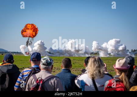 Czech Airforce Vzdušné síly L159 ALCA Kampfflugzeug, das einen Personallauf durchführt und Bodenkräfte mit Raketen und großer Explosion angreift. Stockfoto