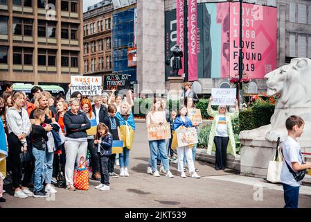 Glasgow, Scotalnd - 30. Juli 2022 Anti-Russland-Protest mit Teilnehmern, die Russland als terroristischen Staat anerkannt werden, Krieg in der Ukraine Stockfoto