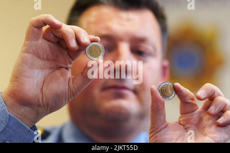 Inspektor Sean Earley zeigt gefälschte €2-Münzen am Bahnhof Clontarf Garda in Dublin. Beamte des Bezirks Raheny Garda haben eine Untersuchung über den mutmaßlichen Umlauf gefälschter zwei-Euro-Münzen eingeleitet und Ende Juli eine Reihe von Durchsuchungen durchgeführt. Bei diesen Durchsuchungen wurden Münzen mit einem scheinbaren Nennwert von 2.920 Euro beschlagnahmt. Bilddatum: Mittwoch, 3. August 2022. Stockfoto