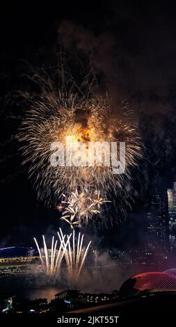 Singapur, Singapur City. 15. Juli 2022. Feuerwerk und allgemeine Nachtansicht der Wolkenkratzer in der Stadt Singapur. Foto Sebastian Frej Stockfoto