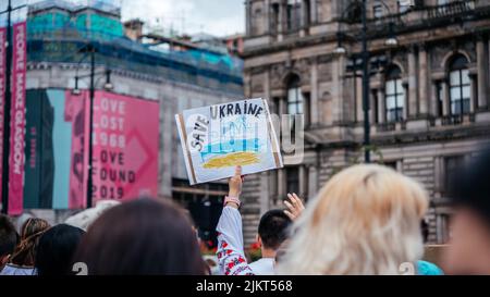 Glasgow, Scotalnd - 30. Juli 2022 Anti-Russland-Protest mit Teilnehmern, die Russland als terroristischen Staat anerkannt werden, Krieg in der Ukraine Stockfoto