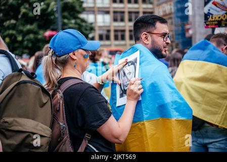 Glasgow, Scotalnd - 30. Juli 2022 Anti-Russland-Protest mit Teilnehmern, die Russland als terroristischen Staat anerkannt werden, Krieg in der Ukraine Stockfoto