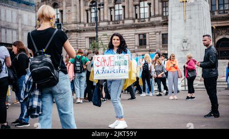 Glasgow, Scotalnd - 30. Juli 2022 Anti-Russland-Protest mit Teilnehmern, die Russland als terroristischen Staat anerkannt werden, Krieg in der Ukraine Stockfoto