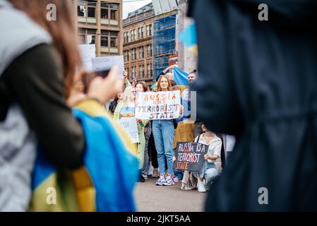 Glasgow, Scotalnd - 30. Juli 2022 Anti-Russland-Protest mit Teilnehmern, die Russland als terroristischen Staat anerkannt werden, Krieg in der Ukraine Stockfoto