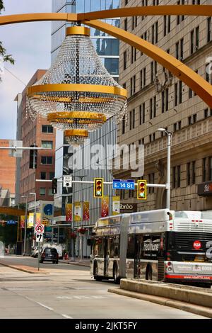 GE Chandelier - der größte Kronleuchter im Freien in Nordamerika auf dem Playhouse Square an der Kreuzung der E 14. Street und der Euclid Avenue in Cleveland Stockfoto