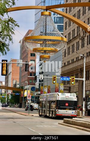 GE Chandelier - der größte Kronleuchter im Freien in Nordamerika auf dem Playhouse Square an der Kreuzung der E 14. Street und der Euclid Avenue in Cleveland Stockfoto