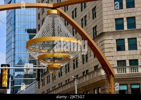 GE Chandelier - der größte Kronleuchter im Freien in Nordamerika auf dem Playhouse Square an der Kreuzung der E 14. Street und der Euclid Avenue in Cleveland Stockfoto