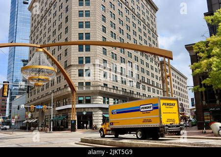 GE Chandelier - der größte Kronleuchter im Freien in Nordamerika auf dem Playhouse Square an der Kreuzung der E 14. Street und der Euclid Avenue in Cleveland Stockfoto