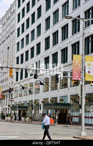 Mann überquert die Euclid Avenue in der Innenstadt von Cleveland, Ohio Stockfoto