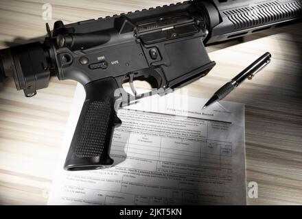 Sturmgewehr und Public Domain Hintergrund Check-Formular für seinen Kauf Stockfoto