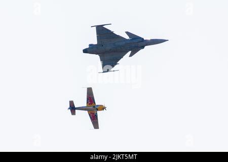 NATO Days, Ostrava, Tschechische Republik. 22.. September 2019: JAS 39 Gripen pilotiert von Cpt. Ivo Kardos fliegt mit einem Zivko Edge 540 an der Seite von Martin Sonka. Stockfoto