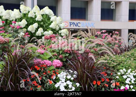 Große Blumenbeete und Gärten vor dem Bürogebäude der PNC Bank in der Euclid Avenue in Cleveland, Ohio, August 2022 Stockfoto