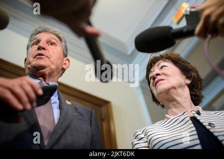 Washington, Vereinigte Staaten . 03. August 2022. Senator Joe Manchin, D-WV, und Senatorin Susan Collins, R-ME, sprechen mit der Presse, nachdem sie während einer Anhörung im Senat über die Reform des Electoral Count Act am Mittwoch, dem 3. August 2022, im US-Kapitol in Washington, DC, gesprochen haben. Foto von Bonnie Cash/UPI Credit: UPI/Alamy Live News Stockfoto