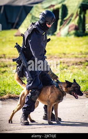 NATO Days, Ostrava, Tschechische Republik. 22.. September 2019 taktische Operatoreneinheit der Spezialpolizei zur Terrorismusbekämpfung mit gepanzerten Fahrzeugen bei den NATO-Tagen Stockfoto