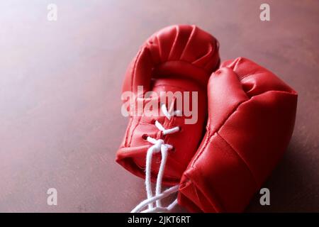 Nahaufnahme der roten Boxhandschuhe auf dem Tisch. Sportkonzept Stockfoto