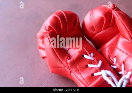 Nahaufnahme der roten Boxhandschuhe auf dem Tisch. Sportkonzept Stockfoto