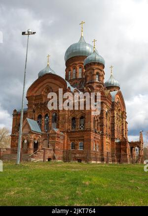 Alte Kathedrale der Kasaner Ikone der Gottesmutter an einem düsteren Maitag. Danilov, Region Jaroslawl. Russland Stockfoto