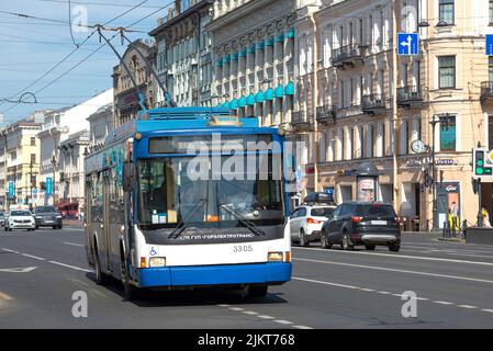 SANKT PETERSBURG, RUSSLAND - 06. JUNI 2021: Stadtobus auf Newski Prospekt an einem sonnigen Junitag Stockfoto