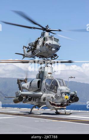 Pazifik, Usa. 01. August 2022. Ein US Marine Corps AH-1Z Viper-Angriffshubschrauber und ein UH-1Y Venom-Hubschrauber starten vom Flugdeck des Canberra-Klasse-Landungshubschraubers HMAS Canberra während eines amphibischen Angriffs am Rand des Pazifiks, 28. Juli 2022 vor der Küste von Hawaii, USA. Quelle: Seemann Matthew Lyall/US Navy/Alamy Live News Stockfoto