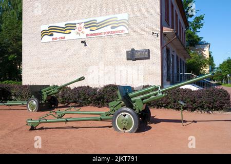 STARAYA RUSSA, RUSSLAND - 25. JUNI 2022: Artillerie-Kanonen aus der Zeit des Großen Vaterländischen Krieges am Gebäude des "Museum des Nordwestens Fro Stockfoto