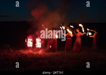 REGION TWER, RUSSLAND - 22. JULI 2022: Fragment der Nachtfeuershow der Gruppe „Saga“ auf dem historischen Fest der „Epischen Küste 2022“ Stockfoto