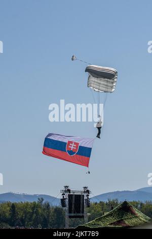 Fallschirmjäger fallen mit Fallschirmen auf der NATO Days Airshow in Ostrava, Tschechische Republik Stockfoto