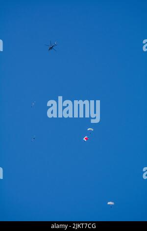 Tschechische Paradrop-Fallschirmjäger mit Flagge und Fallschirmlandung für die NATO Days Airshow. Stockfoto