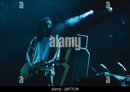 Roskilde, Dänemark. 02., 2022. Juli.die amerikanische Rockband The Strokes gibt ein Live-Konzert beim dänischen Musikfestival Roskilde Festival 2022 in Roskilde. Hier ist Gitarrist Nick Valensi live auf der Bühne zu sehen. (Foto: Gonzales Photo - Mathias Kristensen). Stockfoto