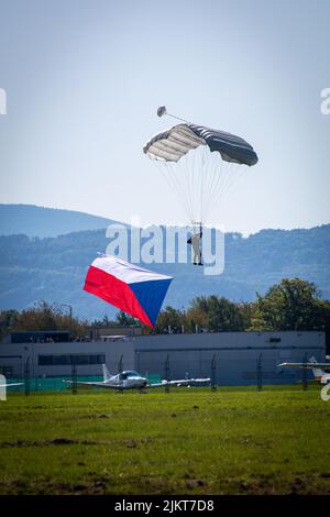 Tschechische Paradrop-Fallschirmjäger mit Flagge und Fallschirmlandung für die NATO Days Airshow. Stockfoto