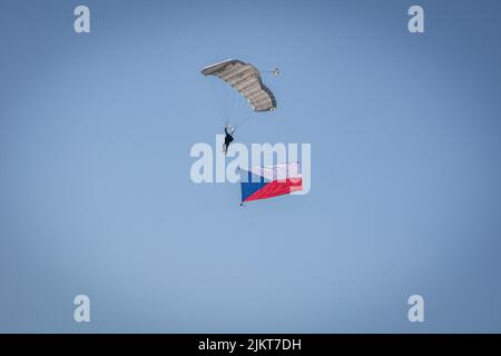 Tschechische Paradrop-Fallschirmjäger mit Flagge und Fallschirmlandung für die NATO Days Airshow. Stockfoto