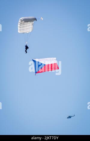 Tschechische Paradrop-Fallschirmjäger mit Flagge und Fallschirmlandung für die NATO Days Airshow. Stockfoto