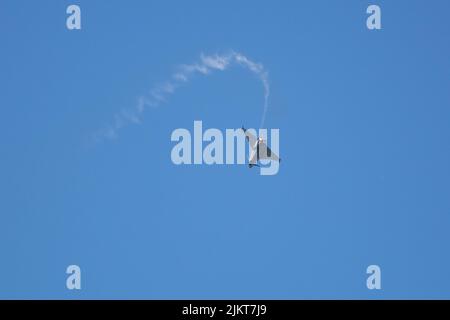 Tschechische Paradrop-Fallschirmjäger mit Flagge und Fallschirmlandung für die NATO Days Airshow. Stockfoto