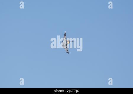 Tschechische Paradrop-Fallschirmjäger mit Flagge und Fallschirmlandung für die NATO Days Airshow. Stockfoto