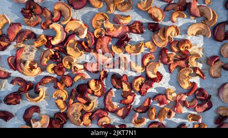 Sonnengetrocknete Apfelscheiben. RAW Bio getrocknete Apfelfrüchte Scheiben aus dem hohen Winkel Ansicht. Stockfoto