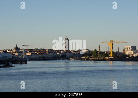 Der Hafen von Nantes am Abend. Mündung der Loire. Frankreich Stockfoto