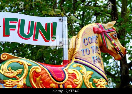 Die traditionelle und farbenfrohe Carters Steam Fair an einem Sommertag in Surrey England Stockfoto